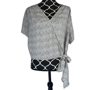 Lush Black & White Animal Print Short Sleeve Vneck Wrap Shirt Lightweight Sz XL‎